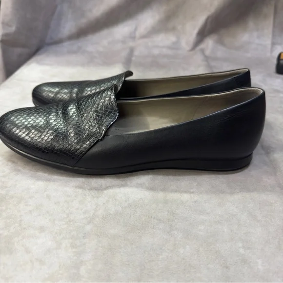 Ecco Touch Ballerina 2.0 Black Snakeskin Leather Loafers
Size 40 (US 9/9.5) - Picture 4 of 6